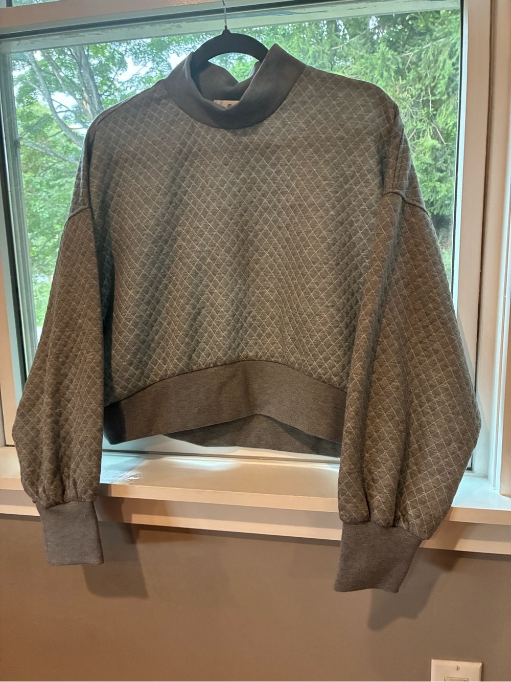 Socialite Quilted Mock Neck Crop Sweatshirt in Gray